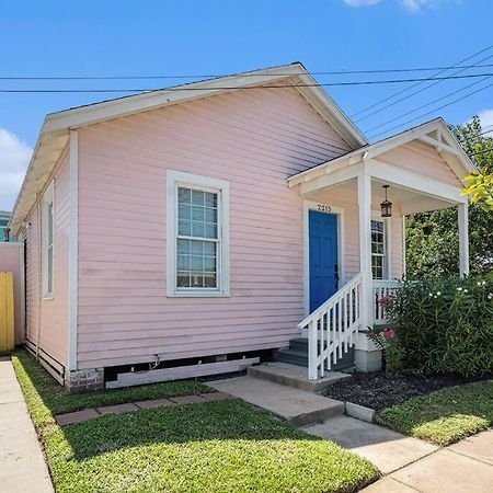 Sea Pink Retreat - Walk To Beach, Newly Renovated Galveston Exterior photo