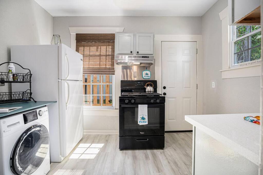 Sea Pink Retreat - Walk To Beach, Newly Renovated Galveston Exterior photo
