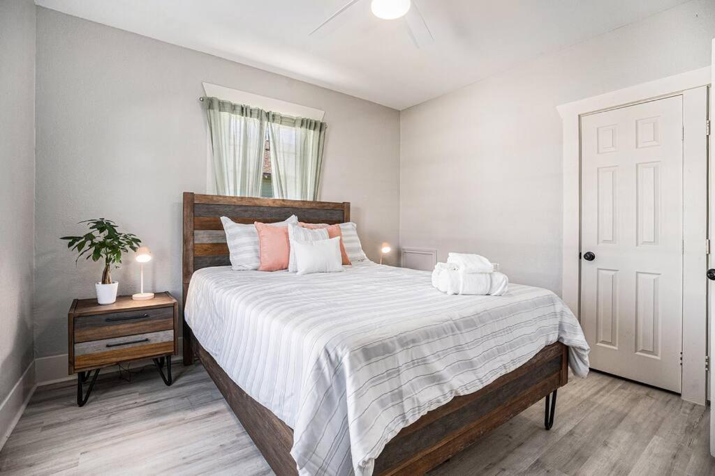 Sea Pink Retreat - Walk To Beach, Newly Renovated Galveston Exterior photo