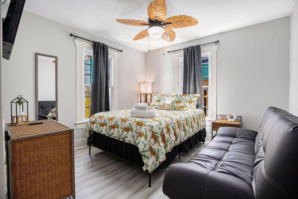 Sea Pink Retreat - Walk To Beach, Newly Renovated Galveston Exterior photo