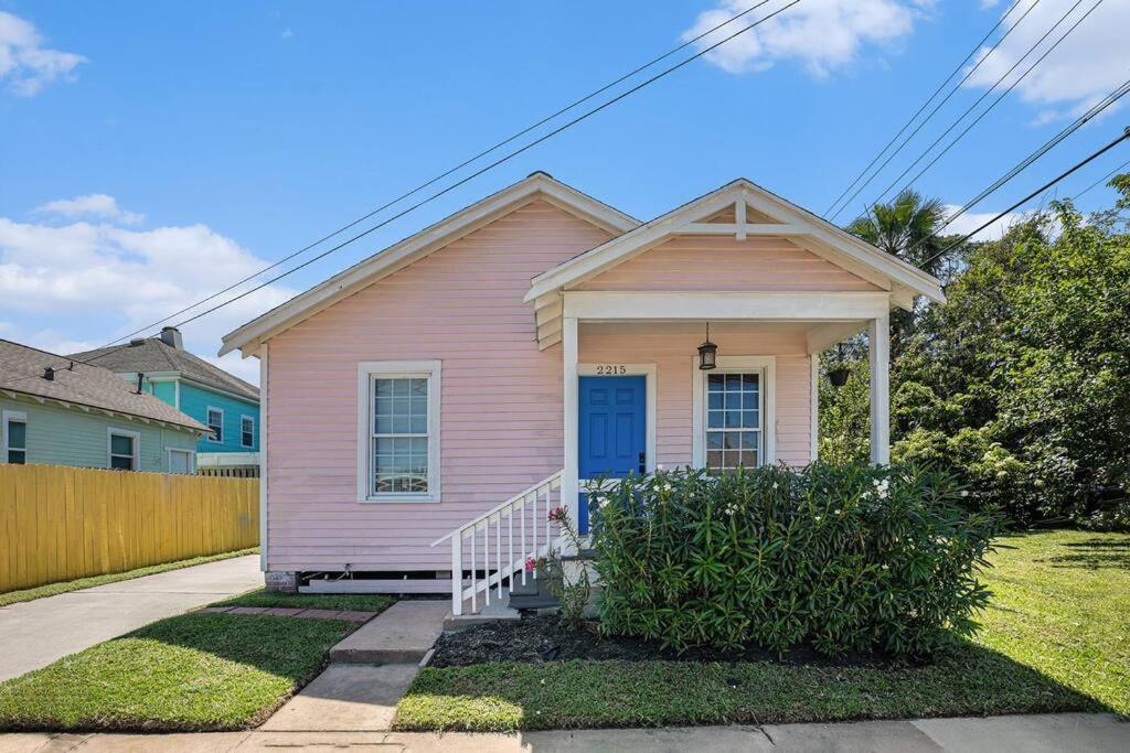 Sea Pink Retreat - Walk To Beach, Newly Renovated Galveston Exterior photo
