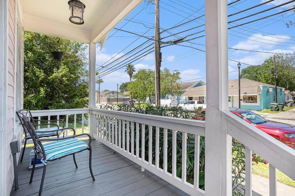 Sea Pink Retreat - Walk To Beach, Newly Renovated Galveston Exterior photo